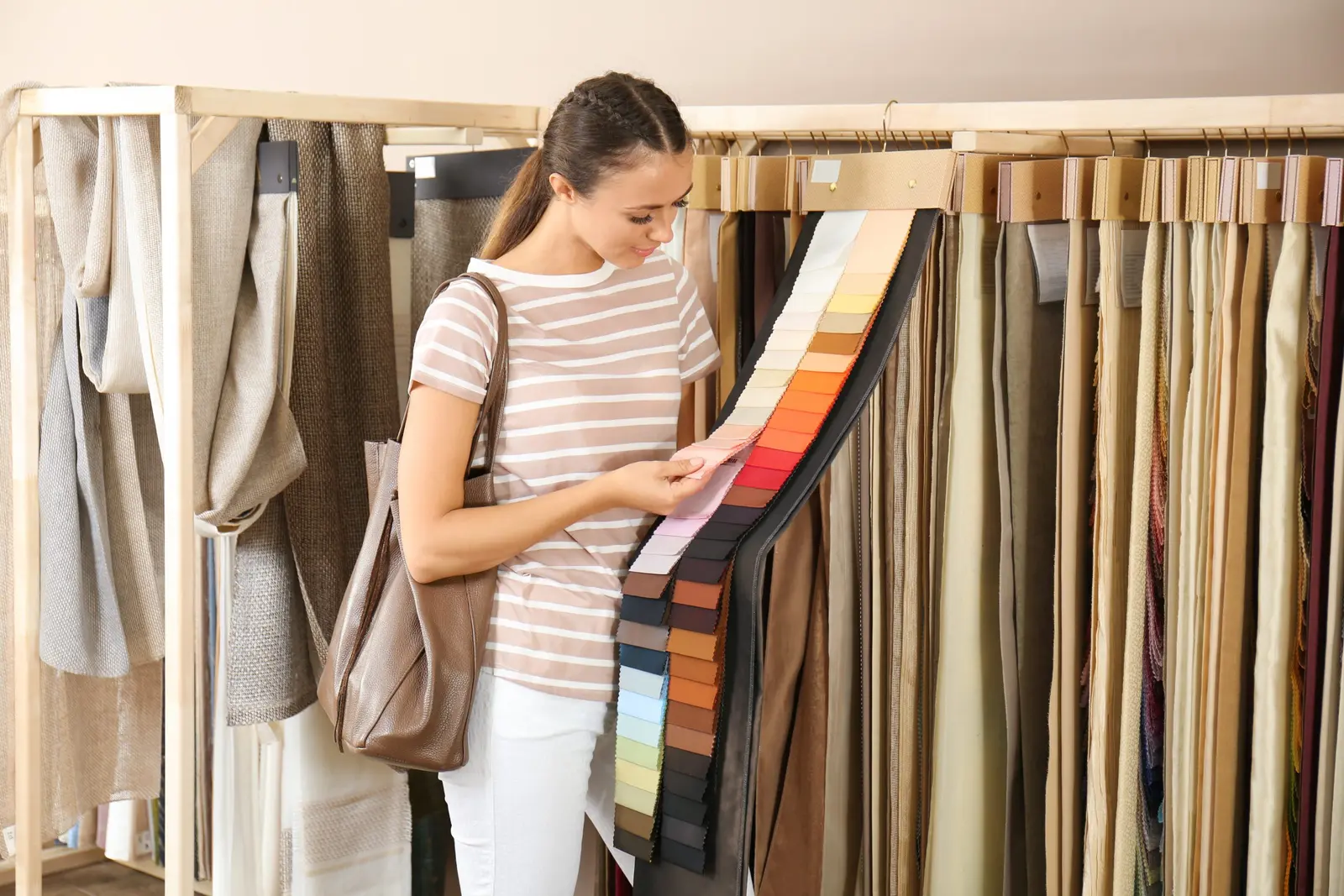 Muestras de tela sobre una mesa durante una consulta de diseño de cortinas