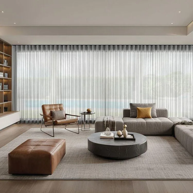 Pared completa de cortinas ligeras detrás del sofá en un salón moderno