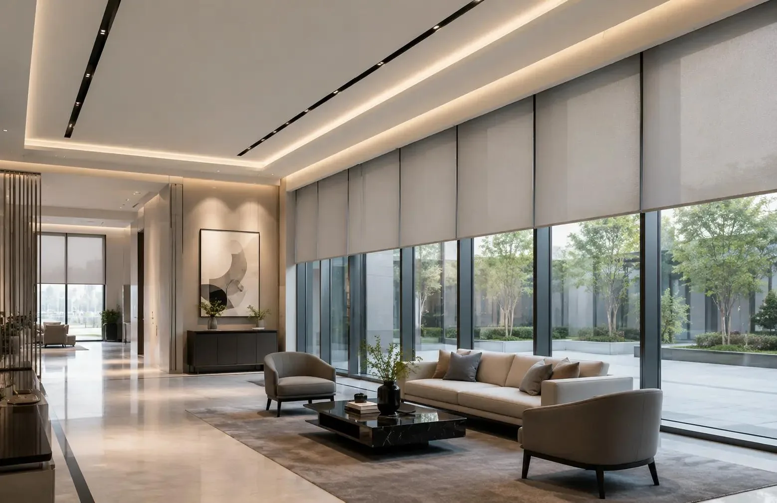 Estores solares a lo largo de la cristalera del lobby de un edificio