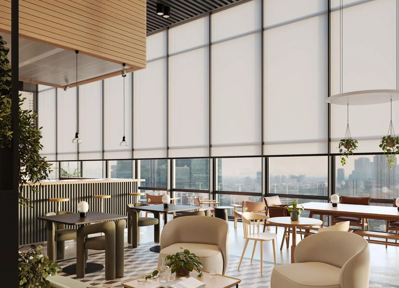 Estores solares en la cristalera de un restaurante con vista a la ciudad